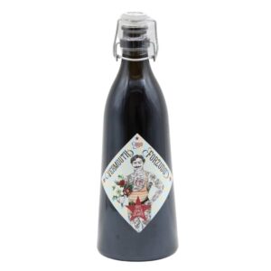 Botella de vermut rojo forzudo
